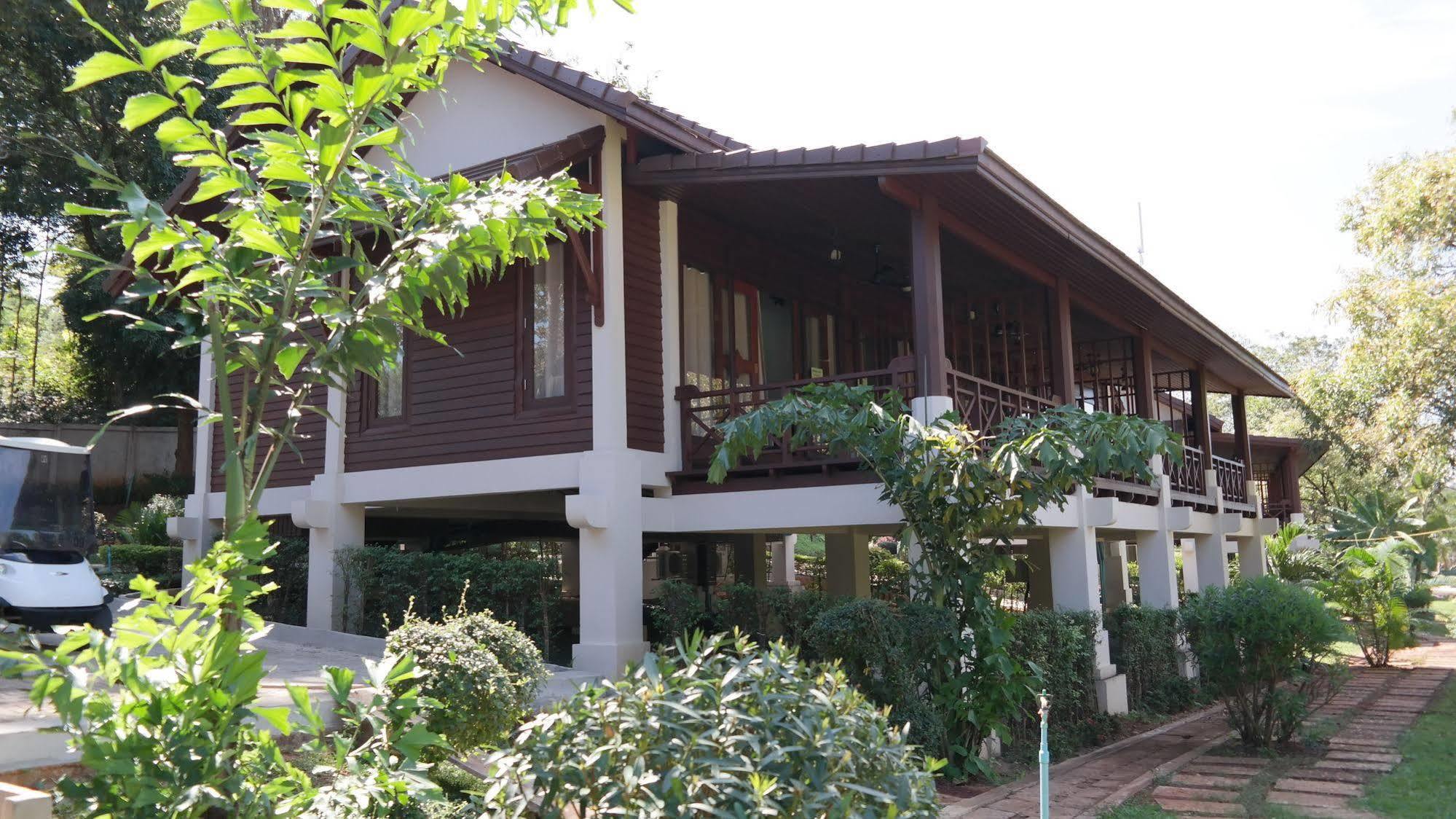 Phubachiang Golf & Resort Паксе Екстериор снимка